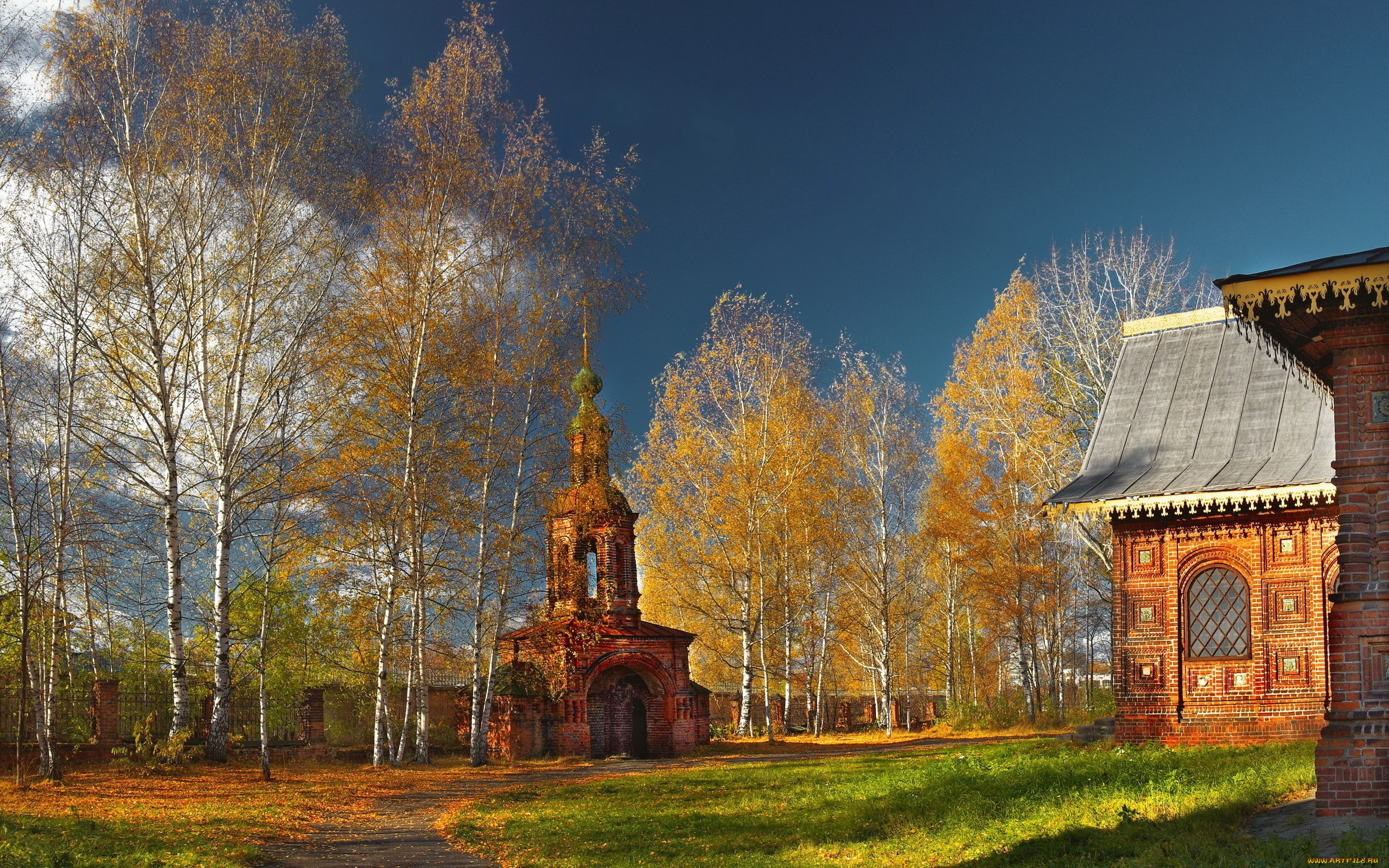 Храм в ноябре фото. Храм Покрова Пресвятой Богородицы осенью. Храм Покрова Пресвятой Богородицы Верея. Церковь Покрова Богородицы осень. Обнинск осень храм.